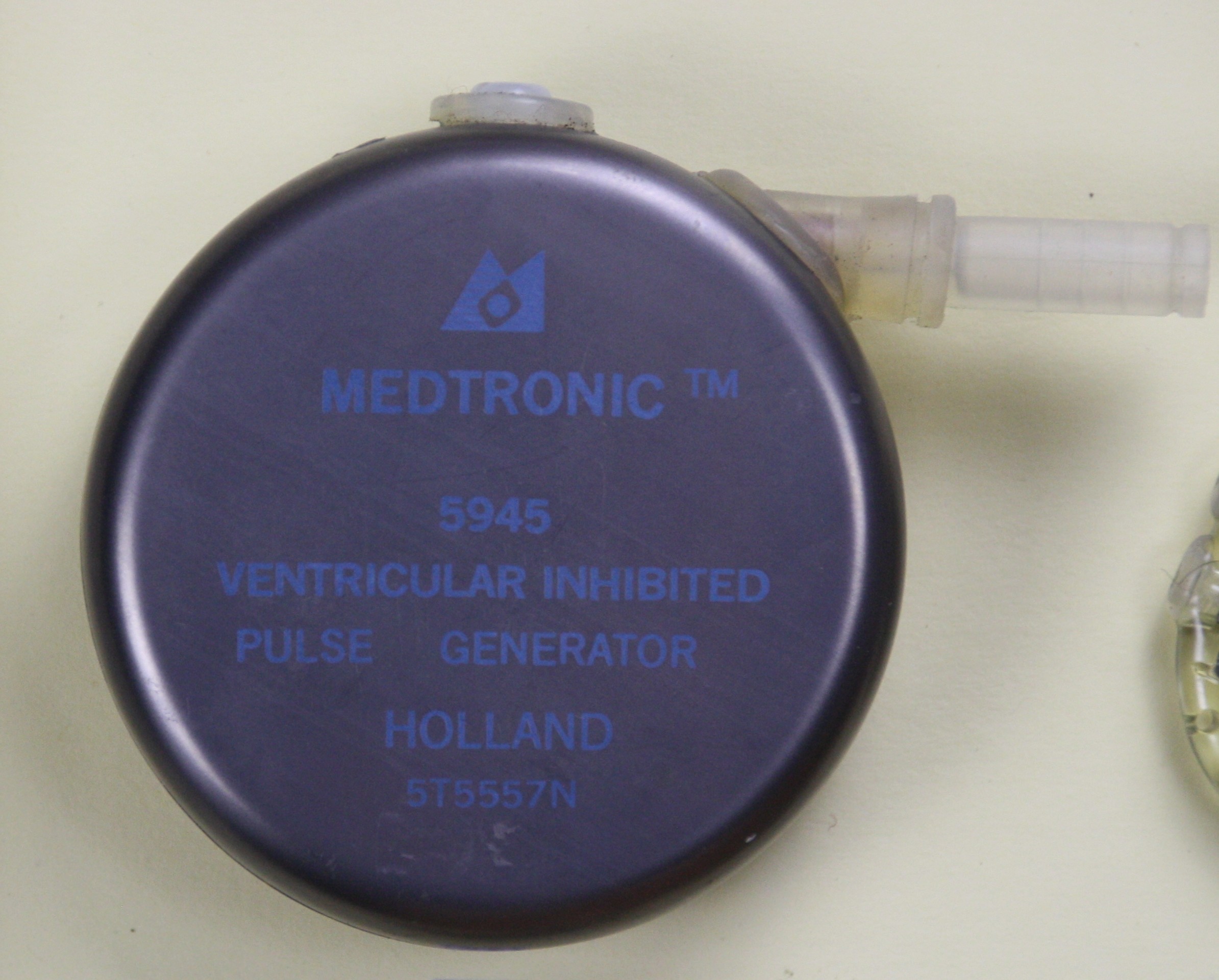 Herzschrittmacher-Implantat Medtronic 5945 (Krankenhausmuseum Bielefeld e.V. CC BY-NC-SA)