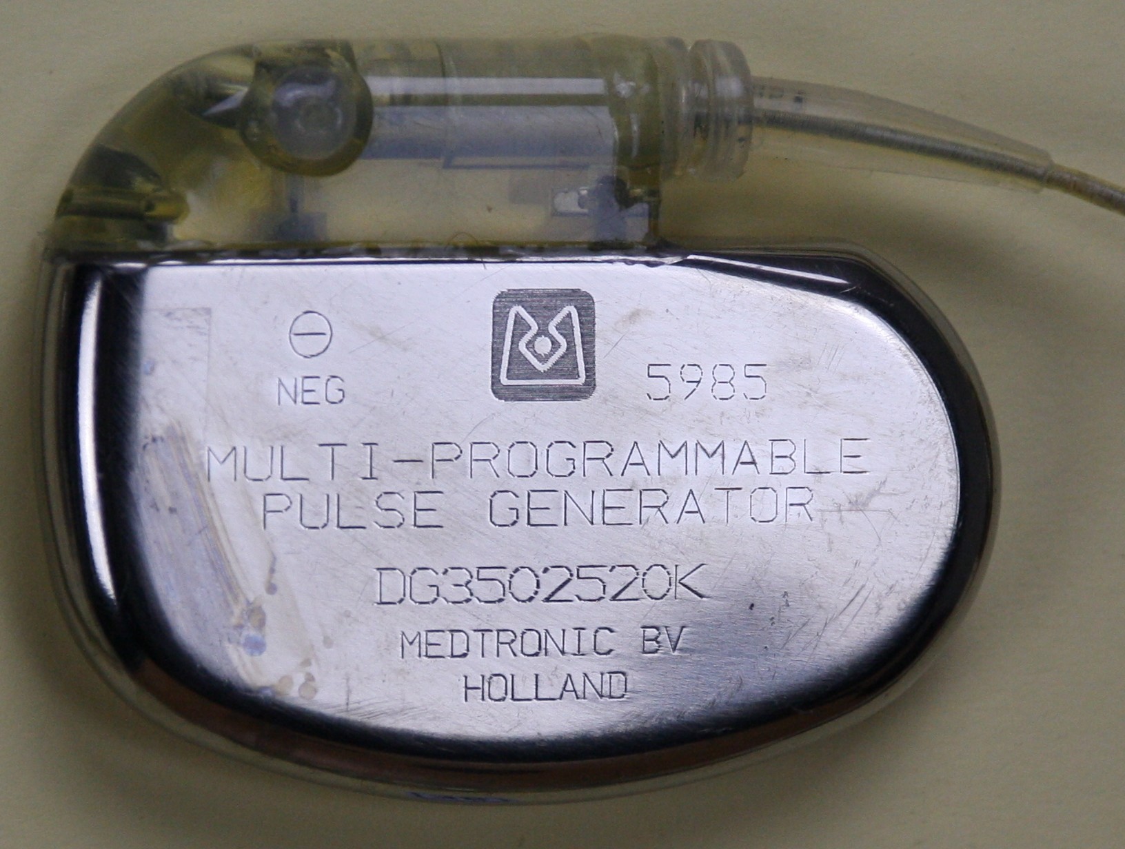 Herzschrittmacher-Implantat Medtronic 5985 (Krankenhausmuseum Bielefeld e.V. CC BY-NC-SA)