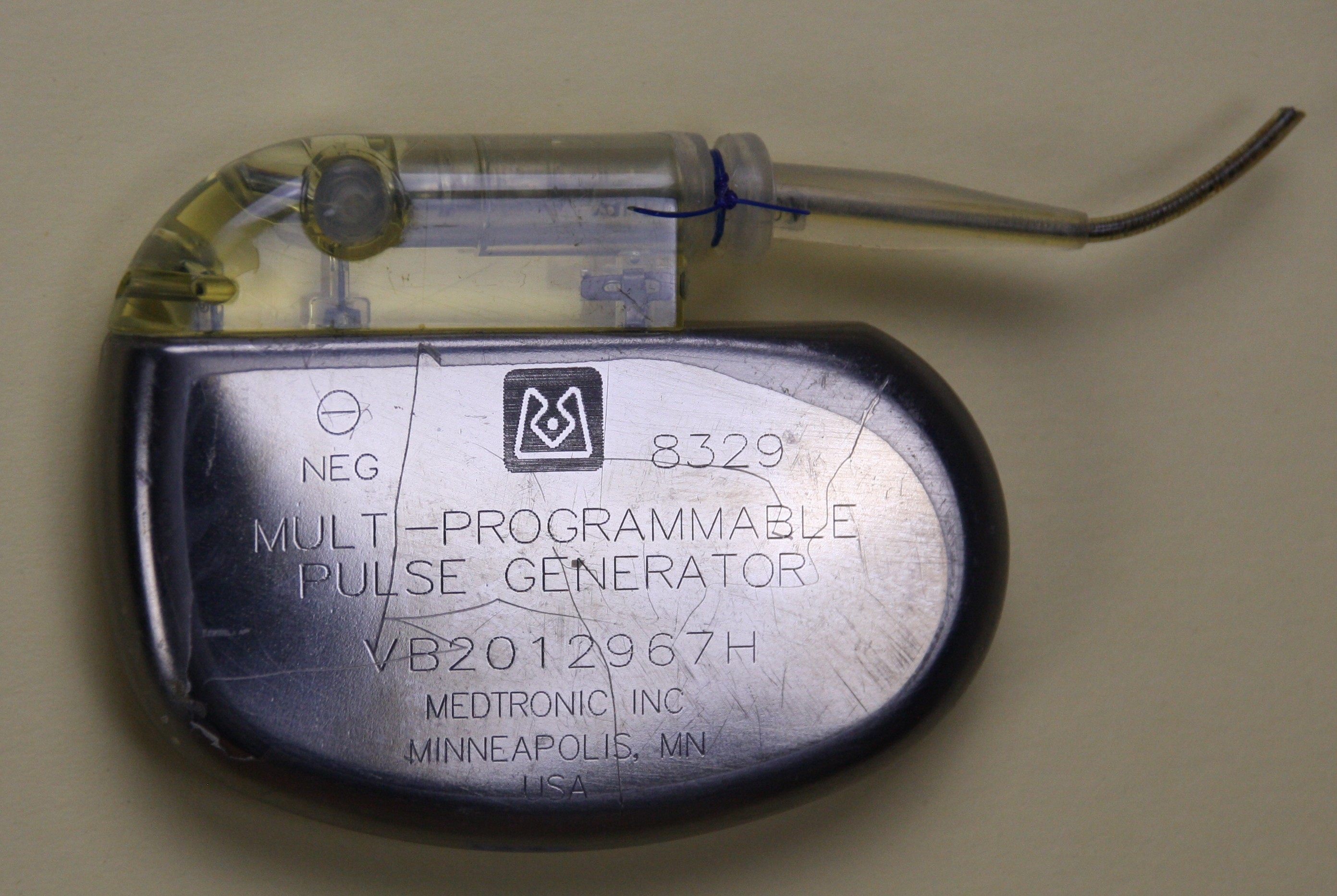 Herzschrittmacher-Implantat Medtronic 8329 (Krankenhausmuseum Bielefeld e.V. CC BY-NC-SA)