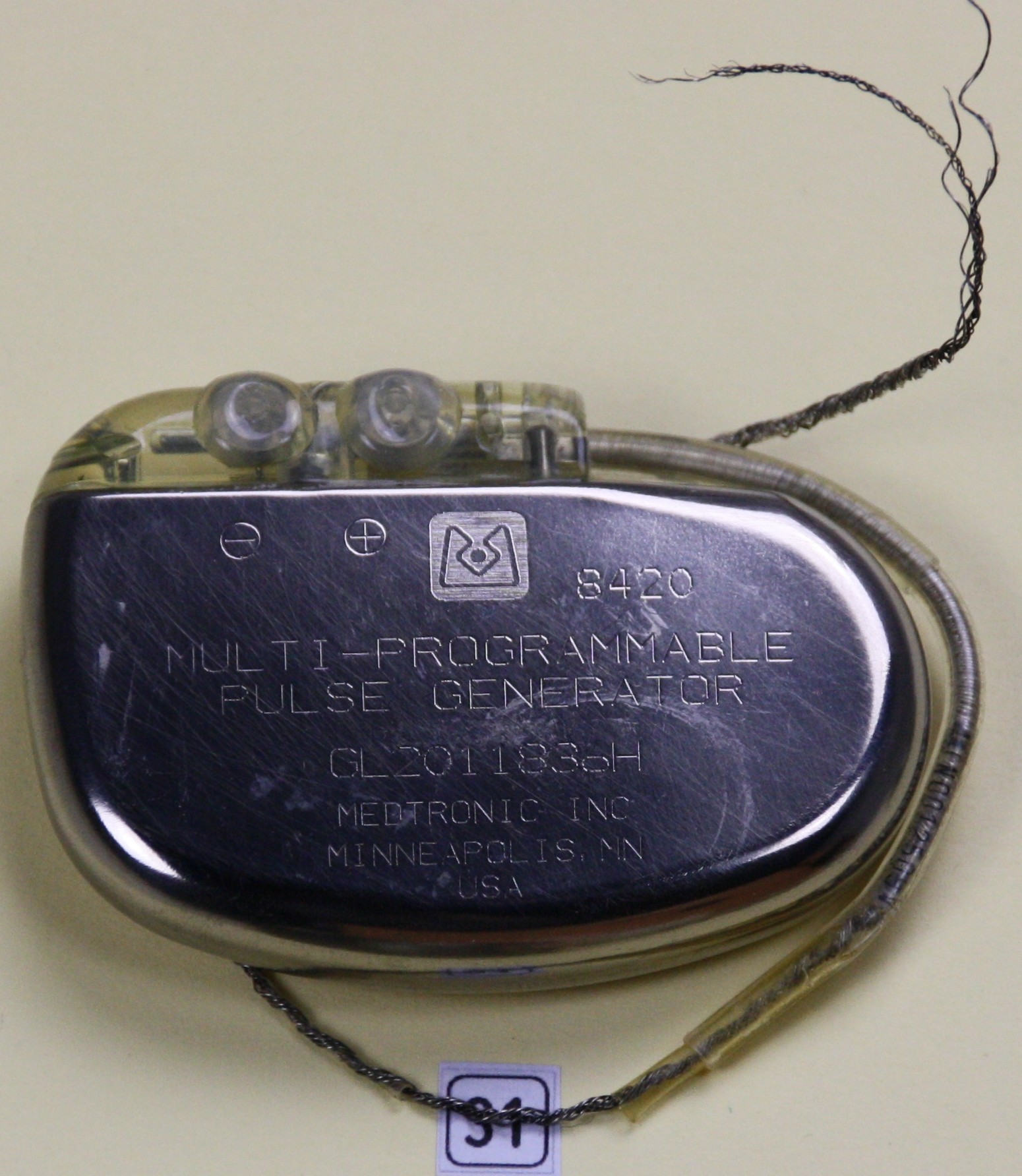 Herzschrittmacher-Implantat Medtronic 8420 (Krankenhausmuseum Bielefeld e.V. CC BY-NC-SA)