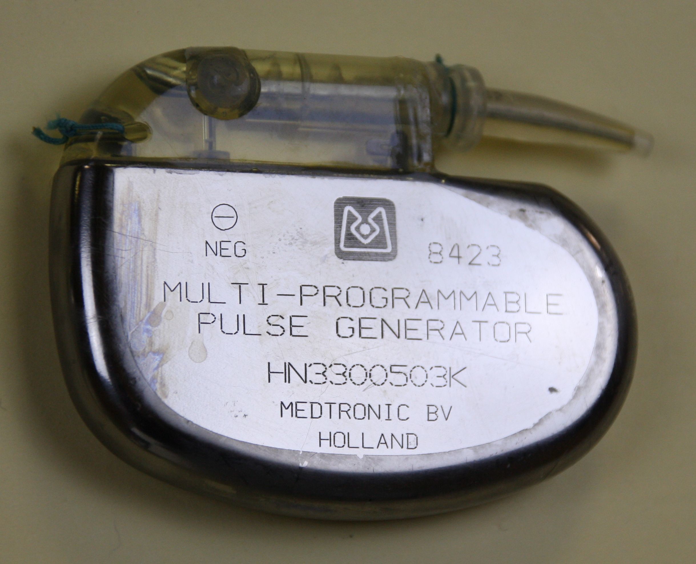 Herzschrittmacher-Implantat Medtronic 8423 (Krankenhausmuseum Bielefeld e.V. CC BY-NC-SA)