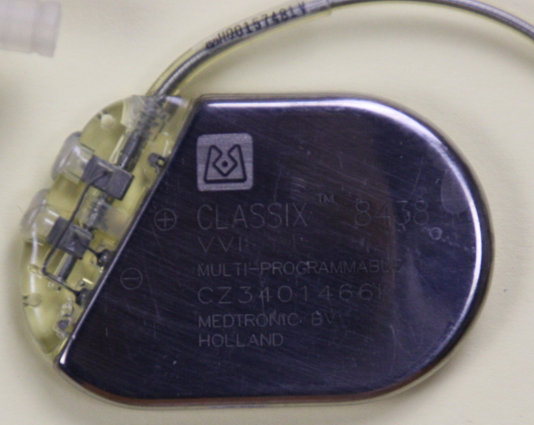 Herzschrittmacher-Implantat Medtronic Classix 8438 (Krankenhausmuseum Bielefeld e.V. CC BY-NC-SA)