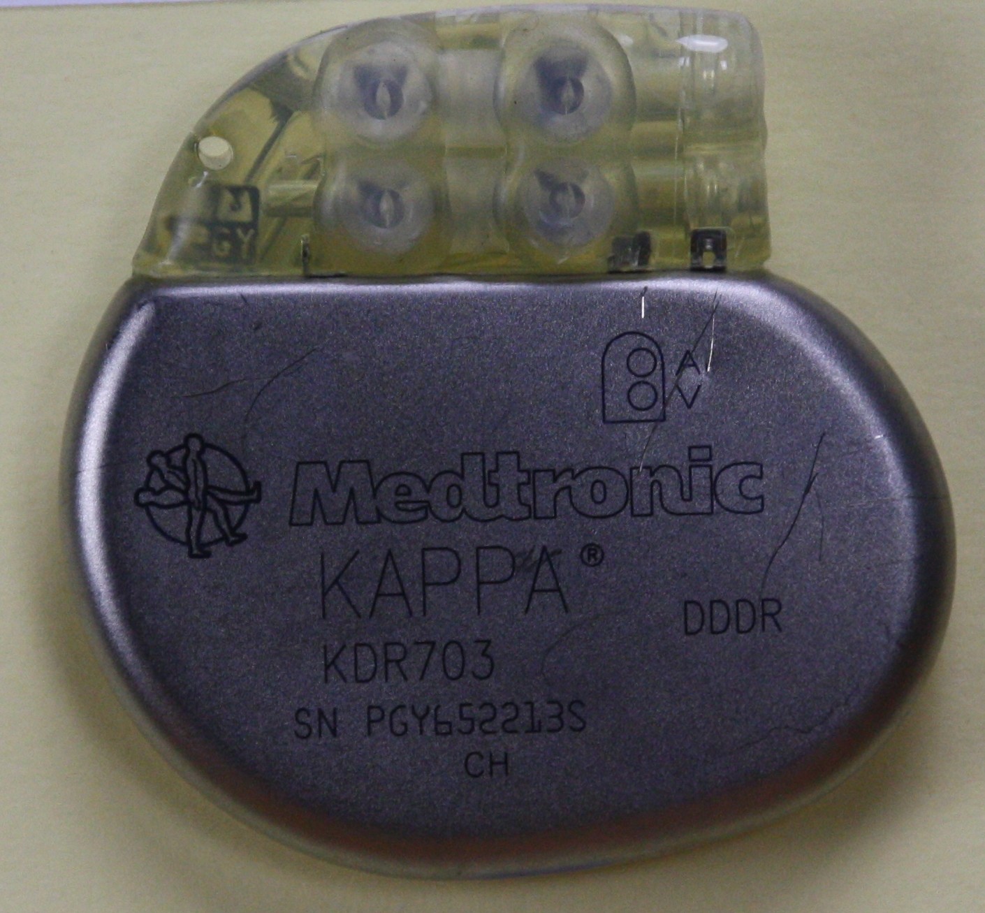 Herzschrittmacher-Implantat Medtronic Kappa KDR703 (Krankenhausmuseum Bielefeld e.V. CC BY-NC-SA)