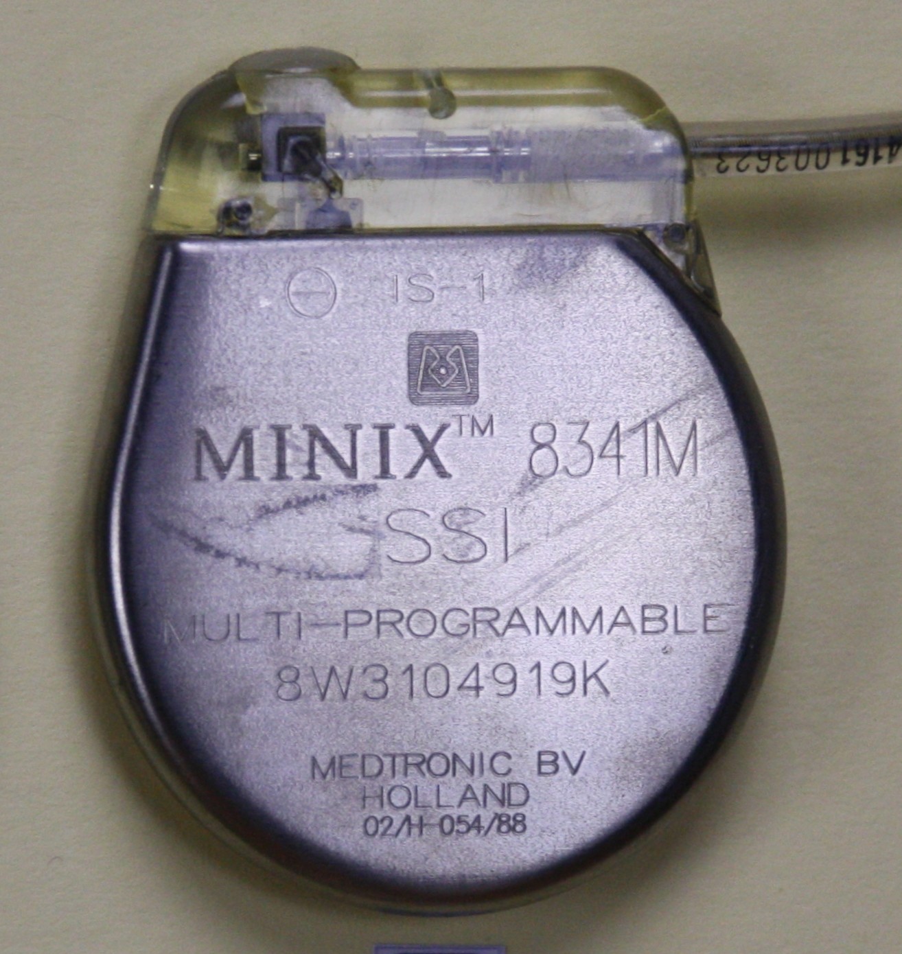 Herzschrittmacher-Implantat Medtronic Minix 834IM (Krankenhausmuseum Bielefeld e.V. CC BY-NC-SA)