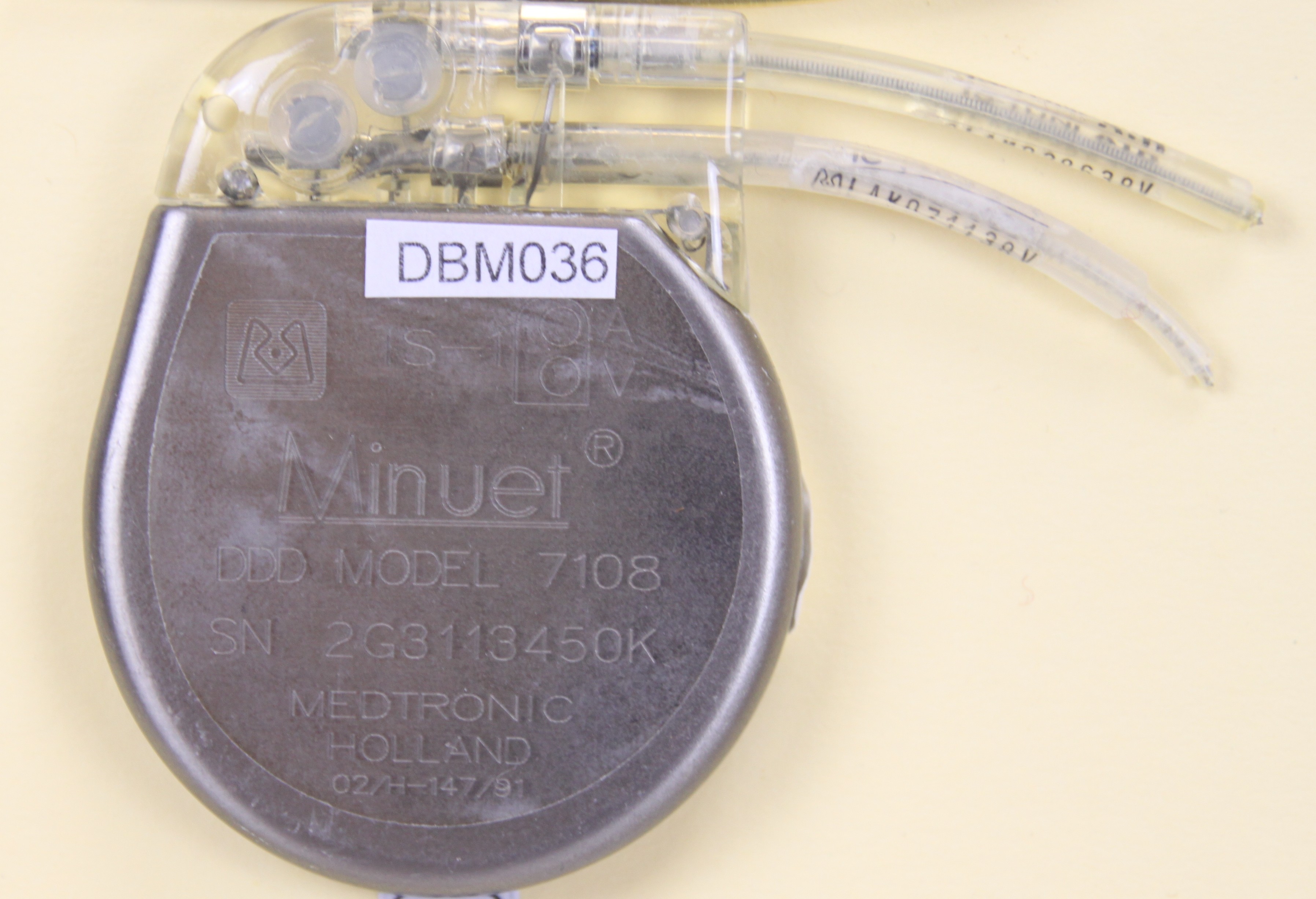 Herzschrittmacher-Implantat Medtronic MINUET DDD Model 7108 (Krankenhausmuseum Bielefeld e.V. CC BY-NC-SA)