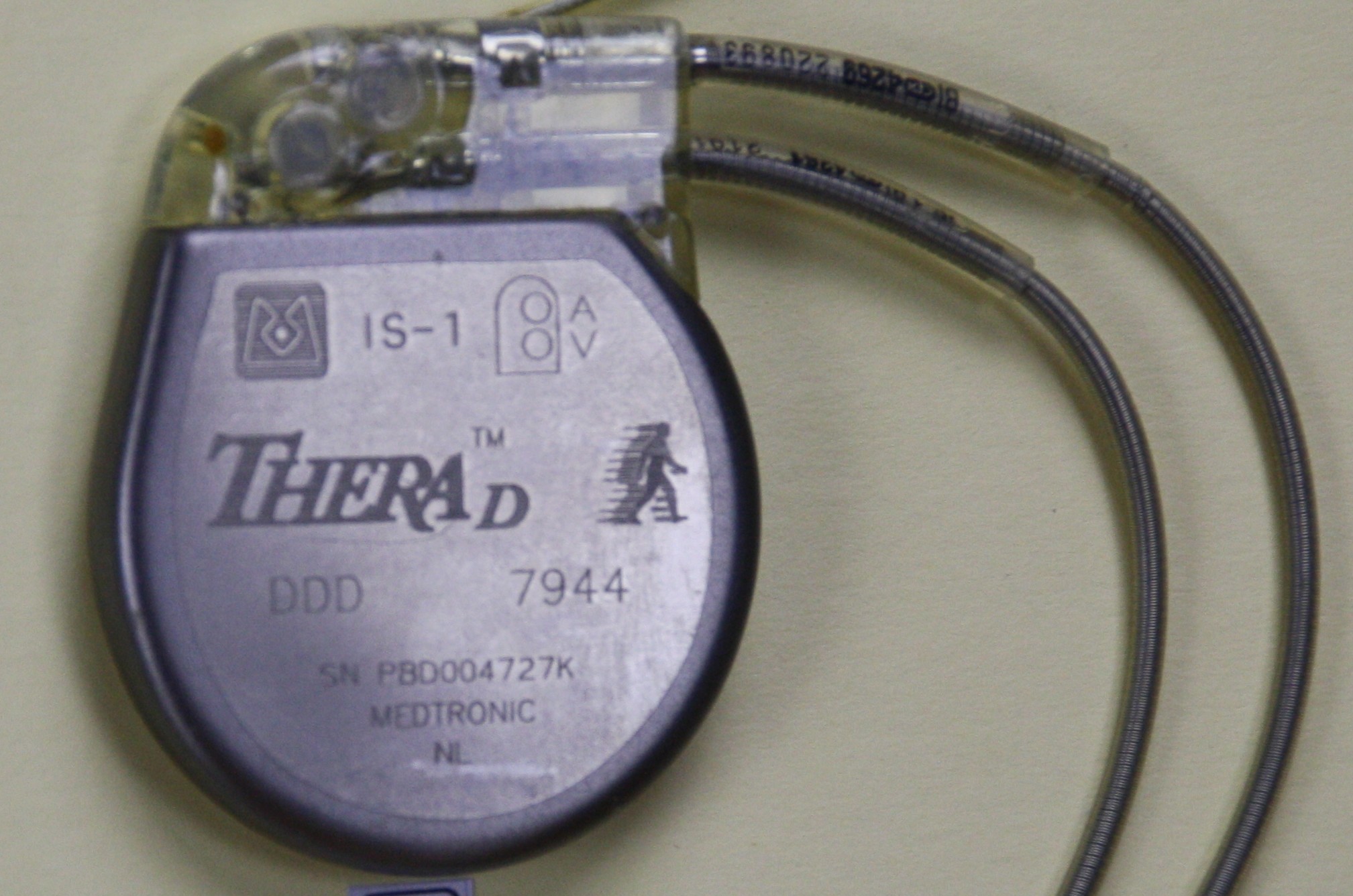 Herzschrittmacher-Implantat Medtronic Thera D 7944 (Krankenhausmuseum Bielefeld e.V. CC BY-NC-SA)