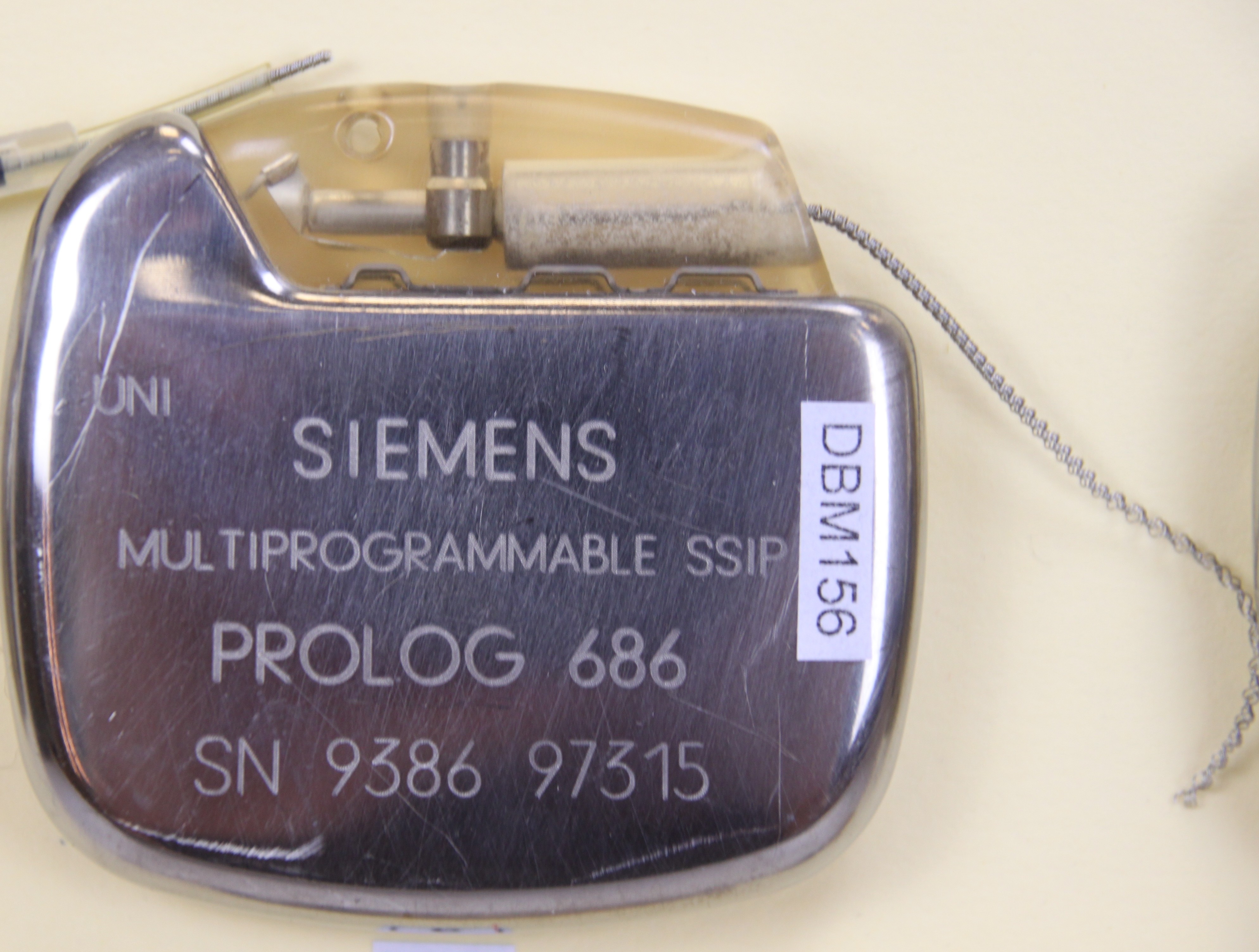 Herzschrittmacher-Implantat Siemens-Elema Prolog 686 (Krankenhausmuseum Bielefeld e.V. CC BY-NC-SA)