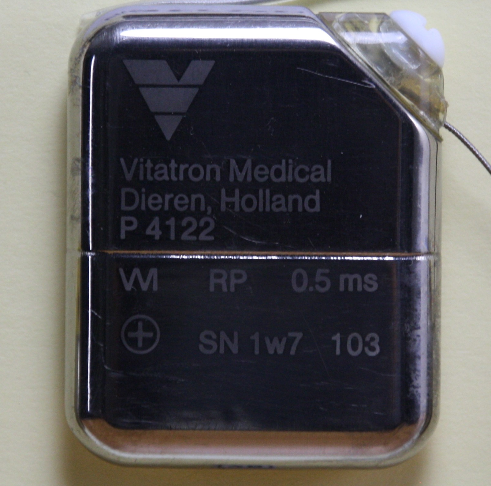 Herzschrittmacher-Implantat Vitatron Medical P 4122 (Krankenhausmuseum Bielefeld e.V. CC BY-NC-SA)