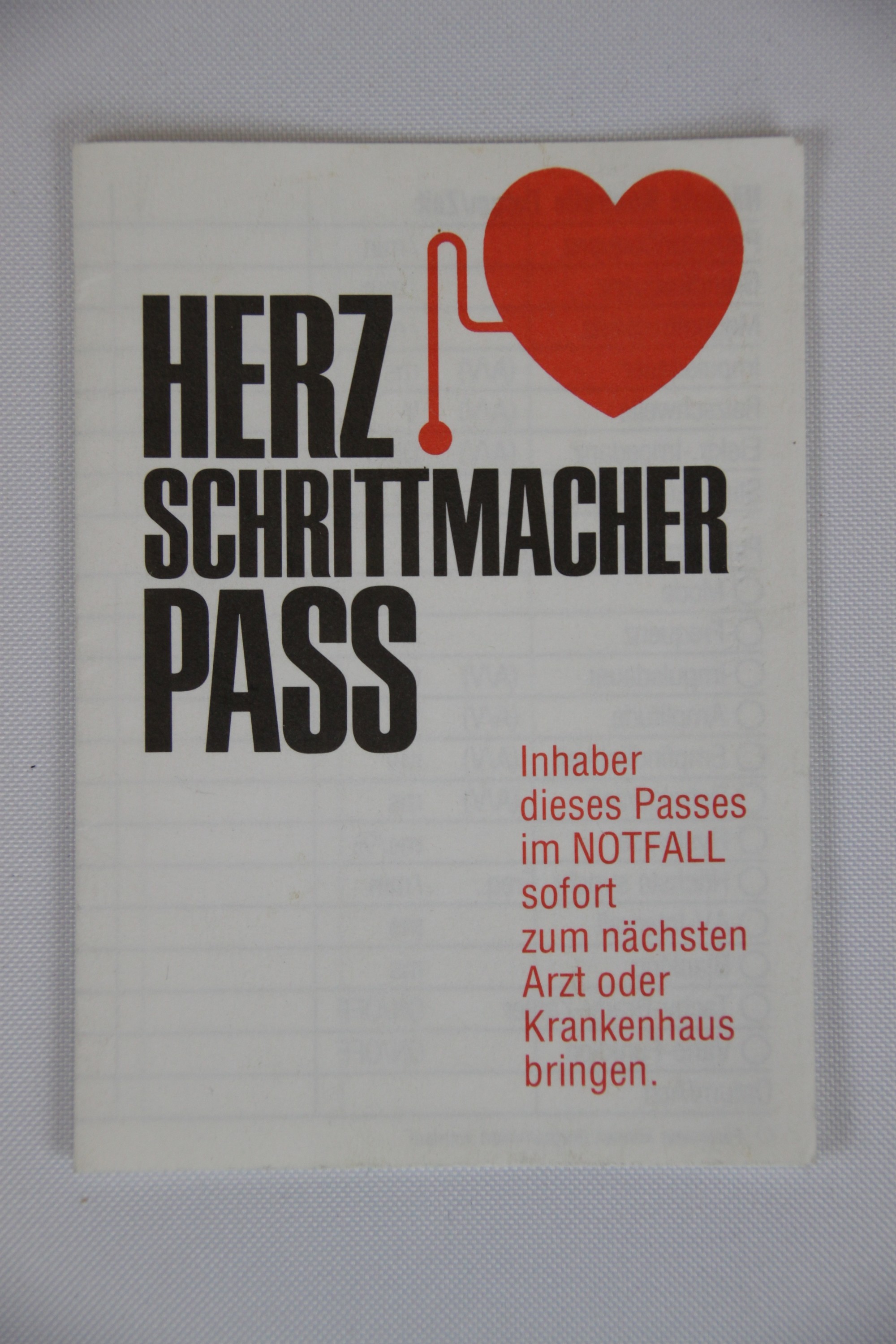 Herz Schrittmacher Pass, weiß (Krankenhausmuseum Bielefeld e.V. CC BY-NC-SA)