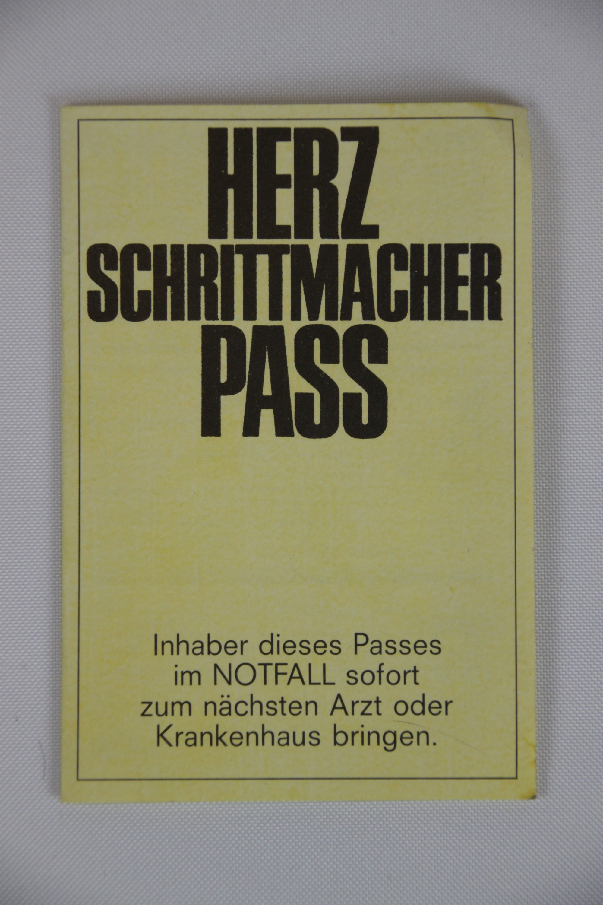 Herzschrittmacher-Pass, hellgelb (Krankenhausmuseum Bielefeld e.V. CC BY-NC-SA)