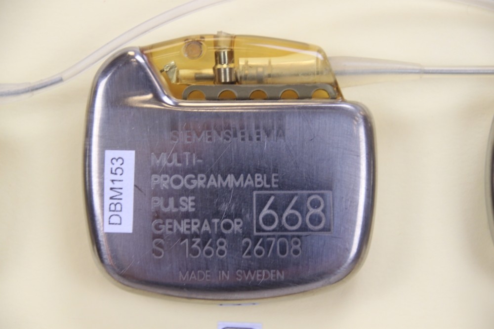 Herzschrittmacher-Implantat Siemens-Elema Pulse Generator 668 (Krankenhausmuseum Bielefeld e.V. CC BY-NC-SA)
