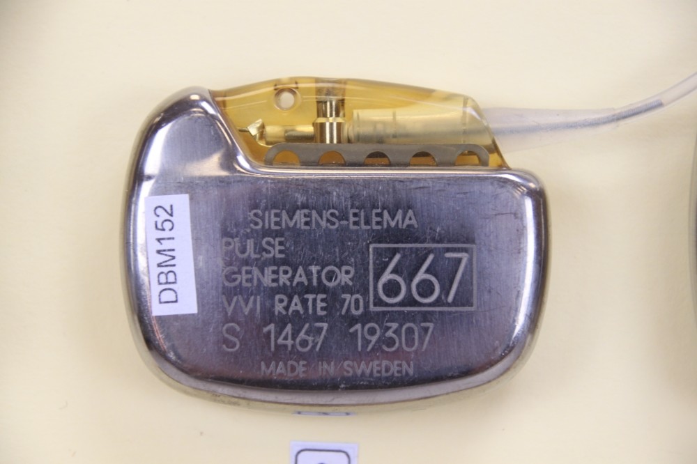 Herzschrittmacher-Implantat Siemens-Elema Pulse-Generator 667 (Krankenhausmuseum Bielefeld e.V. CC BY-NC-SA)