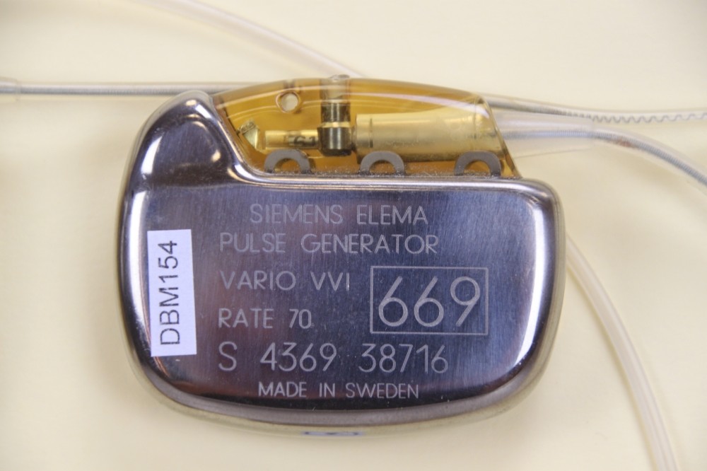 Herzschrittmacher-Implantat Siemens-Elema Pulse-Generator 669 (Krankenhausmuseum Bielefeld e.V. CC BY-NC-SA)