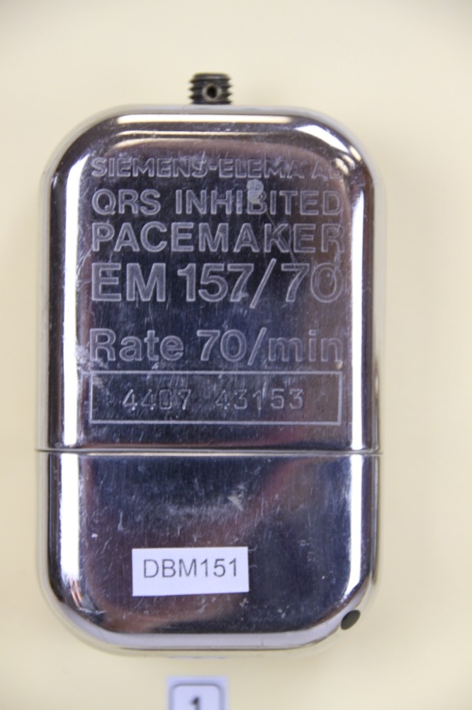 Herzschrittmacher-Implantat Siemens-Elema EM157/70 (Krankenhausmuseum Bielefeld e.V. CC BY-NC-SA)