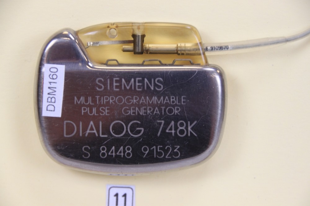 Herzschrittmacher-Implantat Siemens-Elema Dialog 748K (Krankenhausmuseum Bielefeld e.V. CC BY-NC-SA)