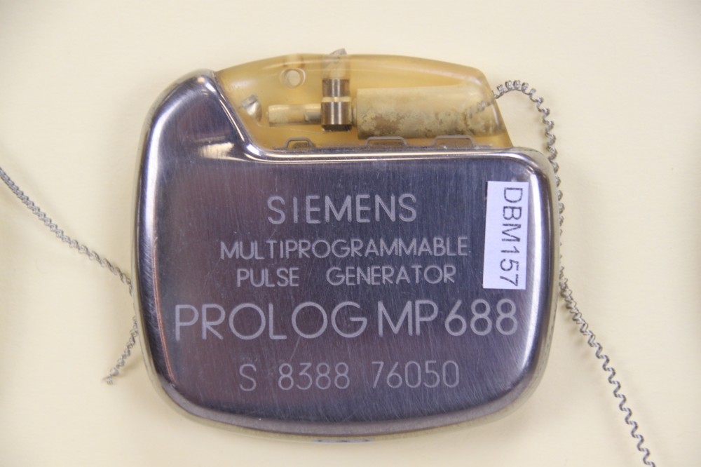 Herzschrittmacher-Implantat Siemens-Elema Prolog MP 688 (Krankenhausmuseum Bielefeld e.V. CC BY-NC-SA)