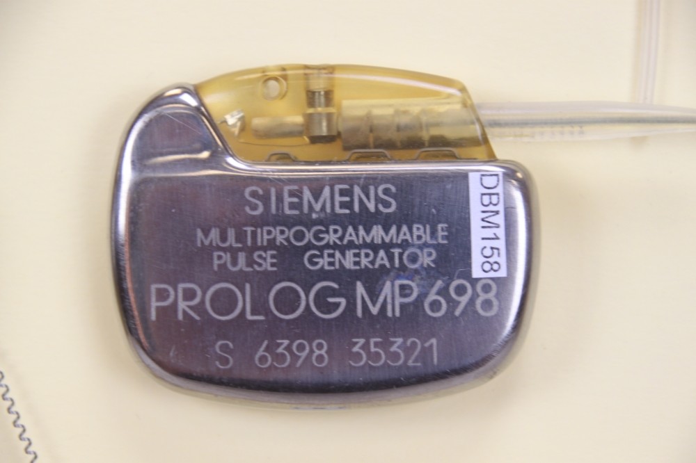 Herzschrittmacher-Implantat Siemens-Elema Prolog MP 698 (Krankenhausmuseum Bielefeld e.V. CC BY-NC-SA)