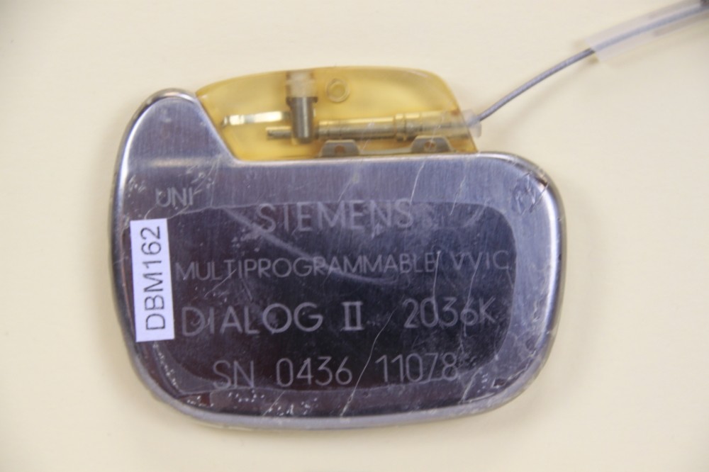 Herzschrittmacher-Implantat Siemens-Elema Dialog II 2036K (Krankenhausmuseum Bielefeld e.V. CC BY-NC-SA)