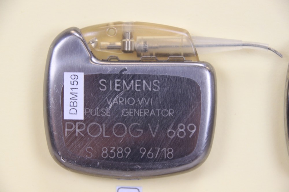 Herzschrittmacher-Implantat Siemens-Elema Prolog V 689 (Krankenhausmuseum Bielefeld e.V. CC BY-NC-SA)