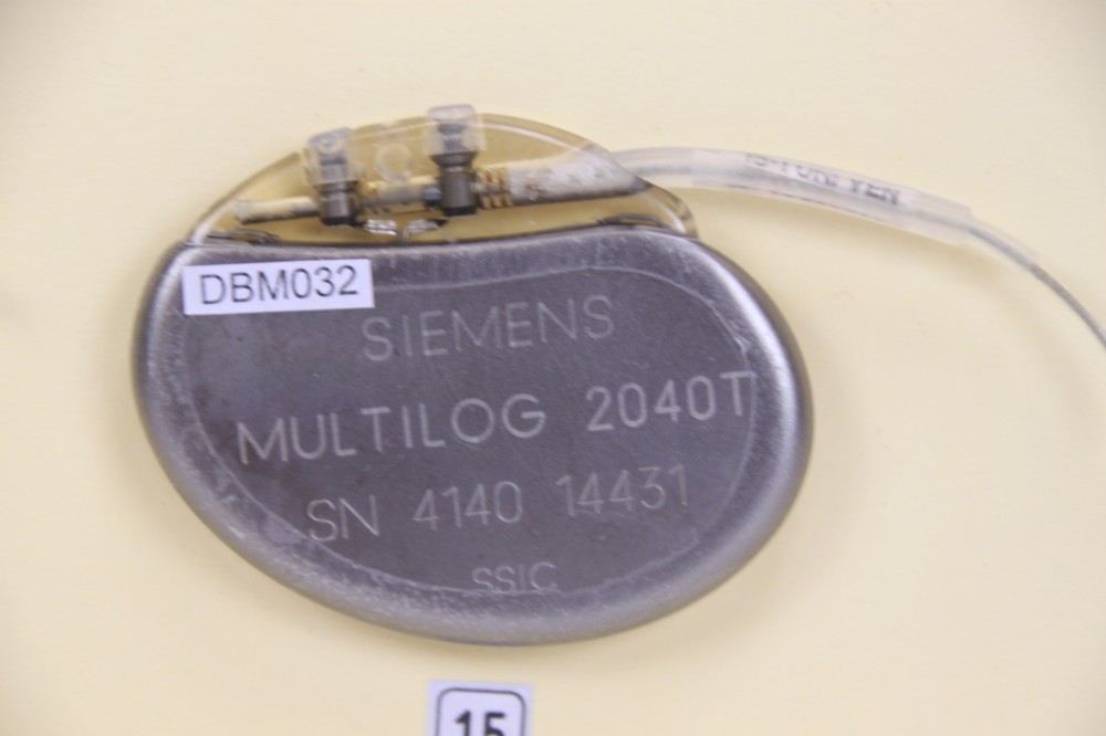 Herzschrittmacher-Implantat Siemens-Elema Multilog 2040 T SSIC (Krankenhausmuseum Bielefeld e.V. CC BY-NC-SA)