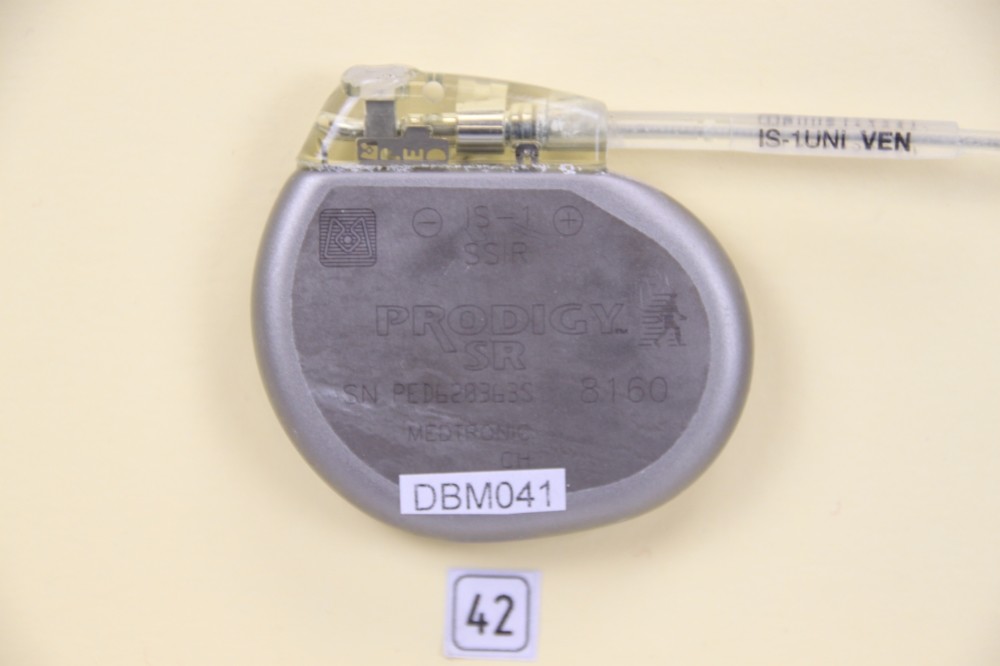 Herzschrittmacher-Implantat Medtronic PRODIGY SR (Krankenhausmuseum Bielefeld e.V. CC BY-NC-SA)