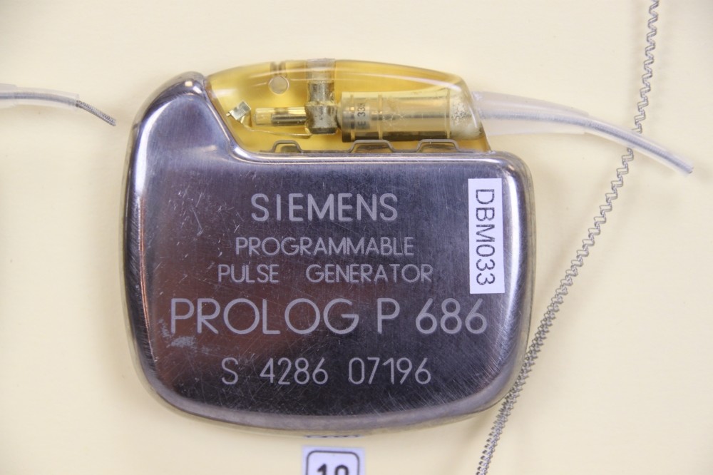 Herzschrittmacher-Implantat Siemens-Elmea Prolog P 686 (Krankenhausmuseum Bielefeld e.V. CC BY-NC-SA)