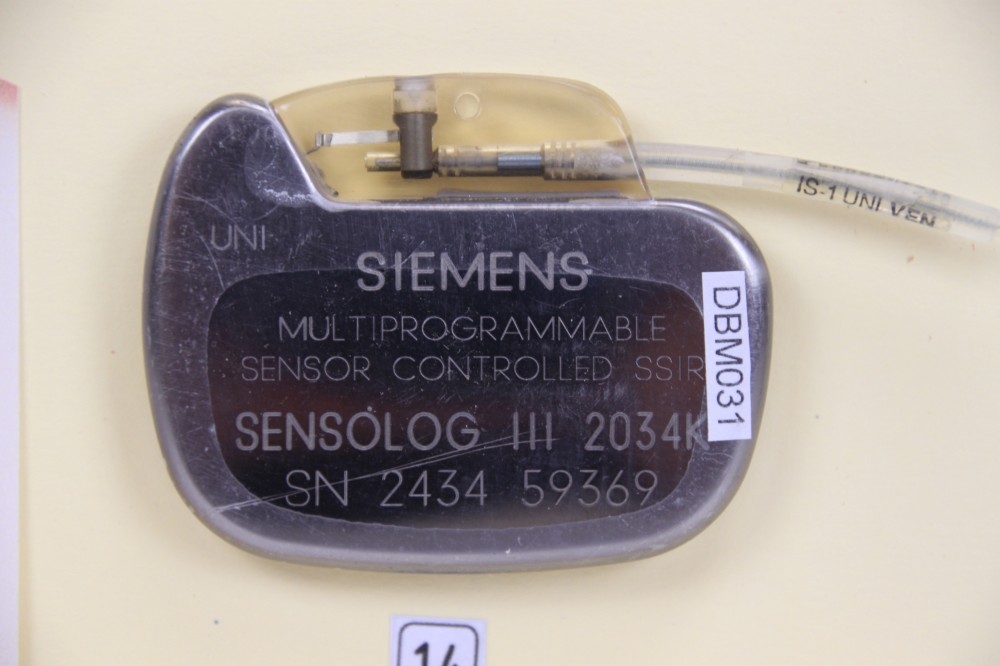 Herzschrittmacher-Implantat Siemens Sensolog III (Krankenhausmuseum Bielefeld e.V. CC BY-NC-SA)
