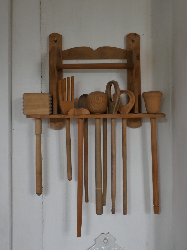 Kochbesteck aus Holz mit Wandhalterung (Museumsschule Hiddenhausen CC BY-NC-SA)