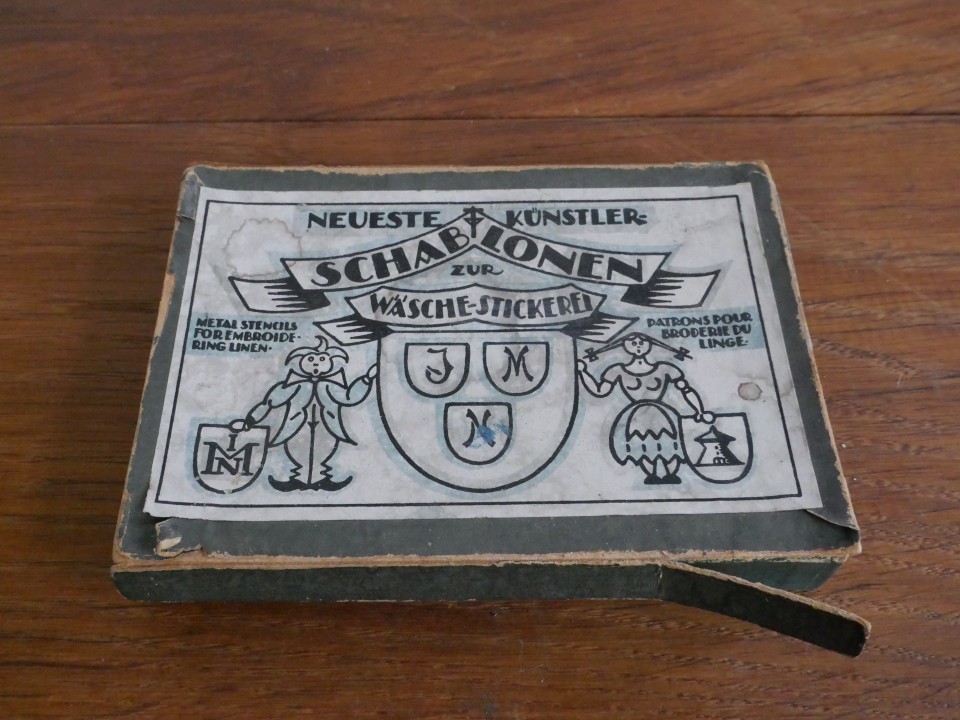 Schachtel mit Schablonen zur Wäsche-Stickerei (Museumsschule Hiddenhausen CC BY-NC-SA)