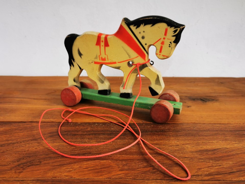 Holzpferd mit Kordel (Spielzeug) (Museumsschule Hiddenhausen CC BY-NC-SA)