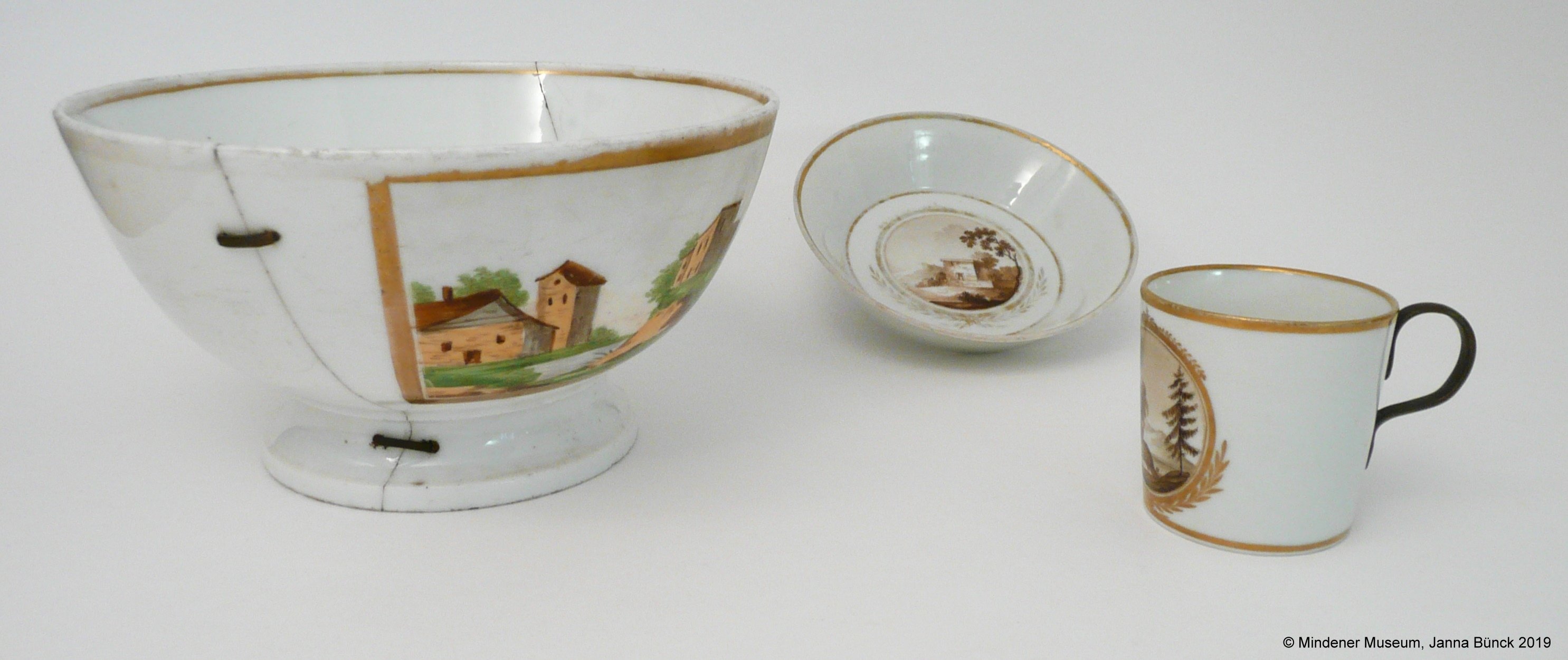 Mit Messing geklammertes und genietetes Porzellan aus dem 18. Jh. (Mindener Museum RR-R)