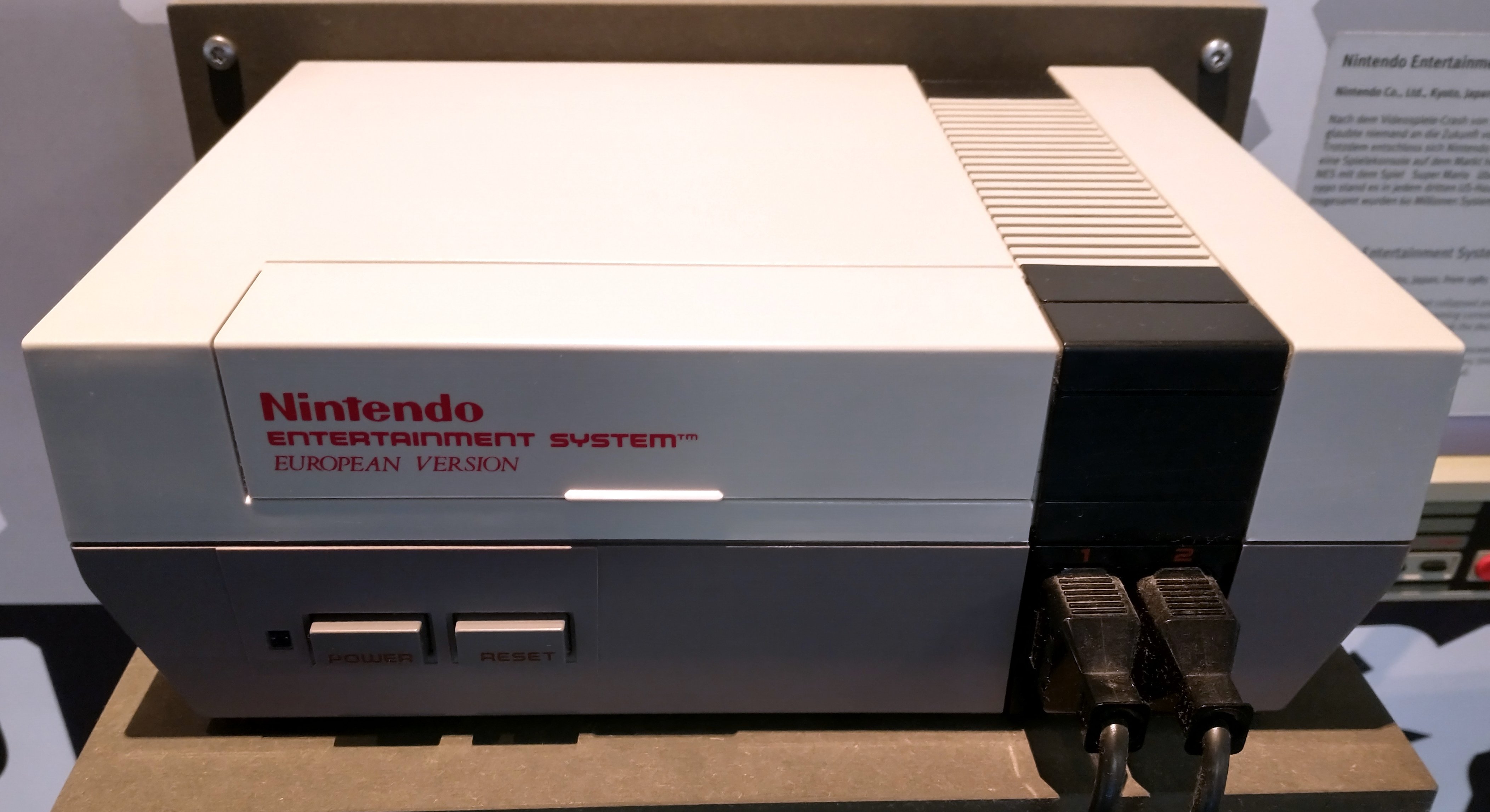 Nintendo NES (Heinz Nixdorf MuseumsForum CC BY-NC-SA)