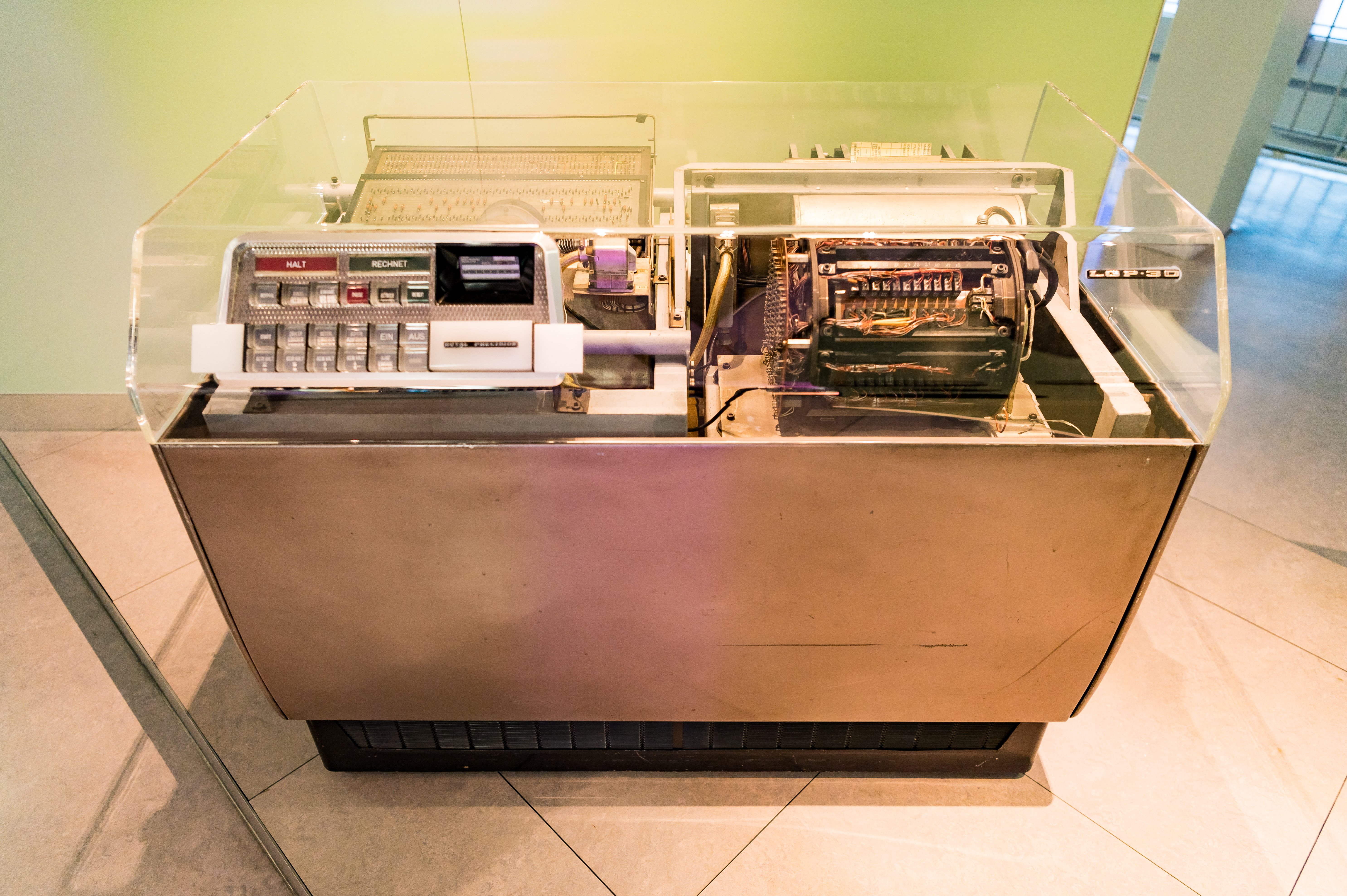 Elektronischer Ziffernrechner LGP-30 (Heinz Nixdorf MuseumsForum CC BY-NC-SA)