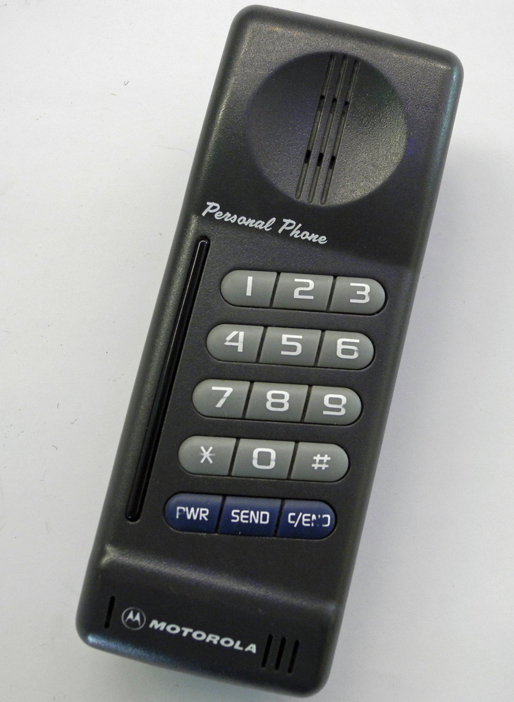 Motorola - Personal (Hand Portable) Phone (Heinz Nixdorf MuseumsForum CC BY-NC-SA)