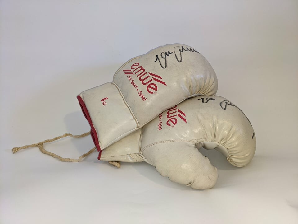 Signierte Boxhandschuhe von Max Schmeling (6 Oz.) (Dezentrale Sammlung Deutsches Kampfsportmuseum e. V. CC BY-NC-SA)