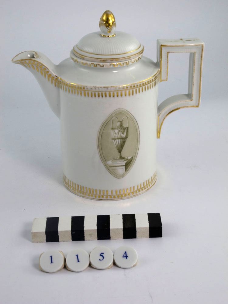 Kaffeekanne Mit Medaillondekor Vasen. Stabkantenrelief (Museum im Schloss Porzellanmanufaktur FÜRSTENBERG CC BY-NC-SA)
