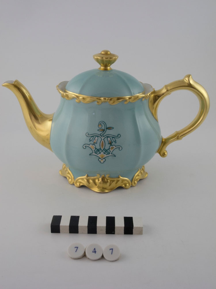 Teekanne Form 629 "katharina" (Museum im Schloss Porzellanmanufaktur FÜRSTENBERG CC BY-NC-SA)