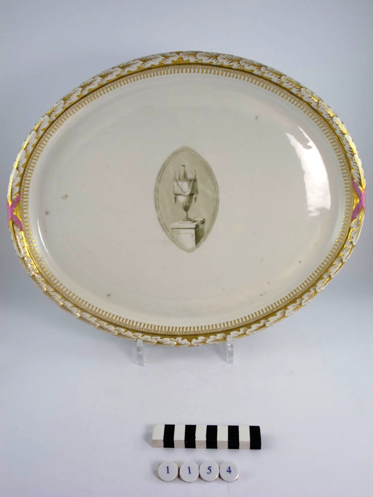 Dejeuner-Tablett Mit Medaillondekor Vasen Und Stabkantenrelief (Museum im Schloss Porzellanmanufaktur FÜRSTENBERG CC BY-NC-SA)