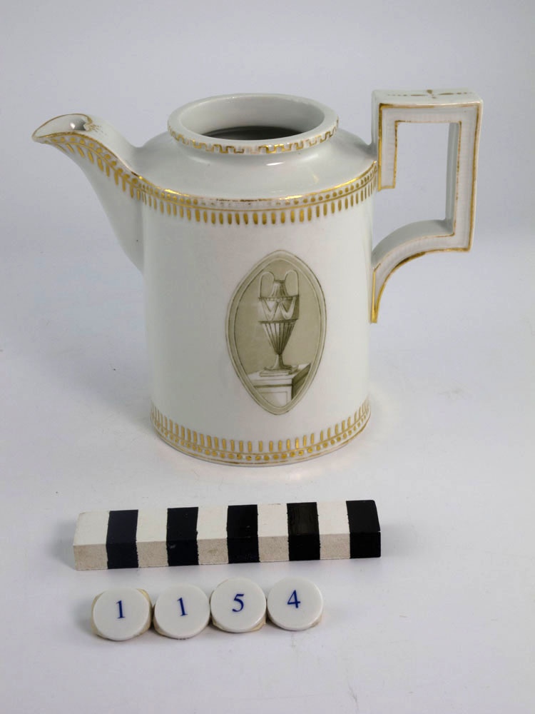 Kaffeekanne Mit Medaillondekor Vasen. Stabkantenrelief (Korpus) (Museum im Schloss Porzellanmanufaktur FÜRSTENBERG CC BY-NC-SA)