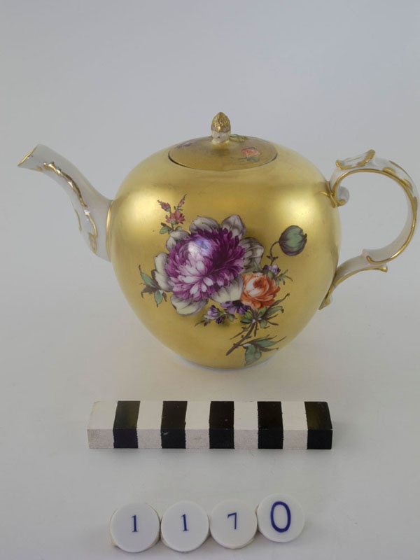 Teekanne Goldfond Mit Blumenmalerei (Museum im Schloss Porzellanmanufaktur FÜRSTENBERG CC BY-NC-SA)