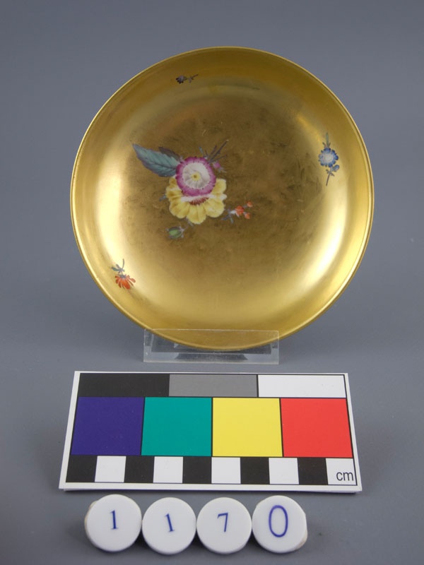 Tasse Goldfond Mit Blumenmalerei (Untere) (Museum im Schloss Porzellanmanufaktur FÜRSTENBERG CC BY-NC-SA)