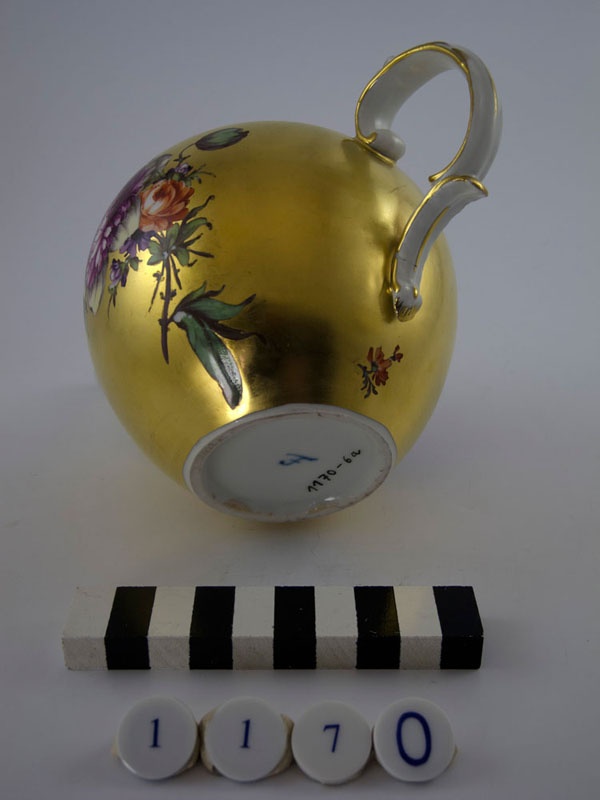 Teekanne Goldfond Mit Blumenmalerei (Korpus) (Museum im Schloss Porzellanmanufaktur FÜRSTENBERG CC BY-NC-SA)