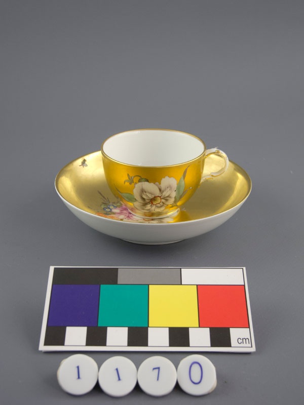 Tasse Goldfond Mit Blumenmalerei (Museum im Schloss Porzellanmanufaktur FÜRSTENBERG CC BY-NC-SA)