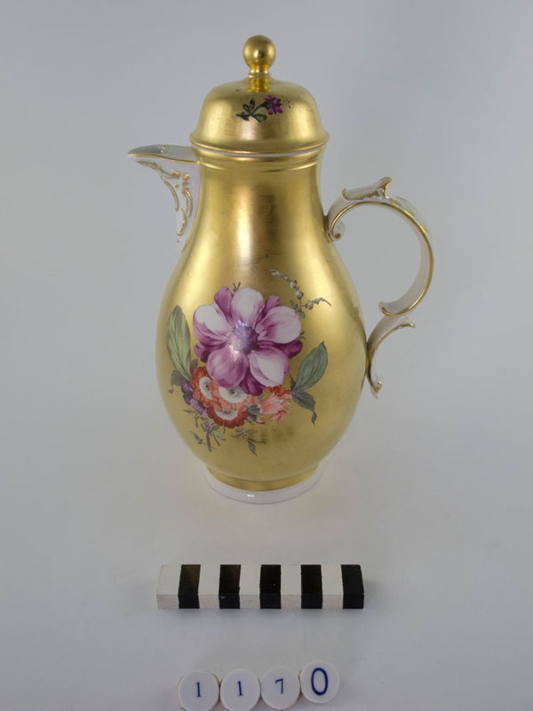 Kaffeekanne Goldfond Mit Blumenmalerei (Museum im Schloss Porzellanmanufaktur FÜRSTENBERG CC BY-NC-SA)