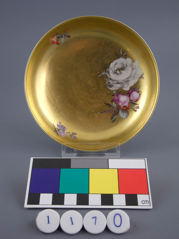 Tasse Goldfond Mit Blumenmalerei (Untere) (Museum im Schloss Porzellanmanufaktur FÜRSTENBERG CC BY-NC-SA)