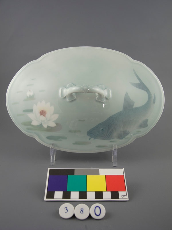 Ragoutschüssel Form "feston, Oval" Mit Fischdekor (Deckel) (Museum im Schloss Porzellanmanufaktur FÜRSTENBERG CC BY-NC-SA)