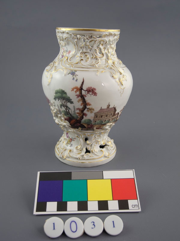 Potpourri-Vase Mit Figuren- Und Architekturmalerei (Korpus) (Museum im Schloss Porzellanmanufaktur FÜRSTENBERG CC BY-NC-SA)