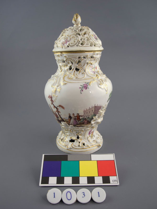 Potpourri-Vase Mit Figuren- Und Architekturmalerei (Museum im Schloss Porzellanmanufaktur FÜRSTENBERG CC BY-NC-SA)