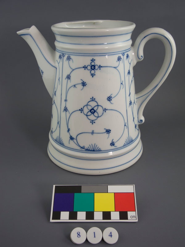 Kaffeekanne Form C Mit Strohblumendekor (Korpus) (Museum im Schloss Porzellanmanufaktur FÜRSTENBERG CC BY-NC-SA)