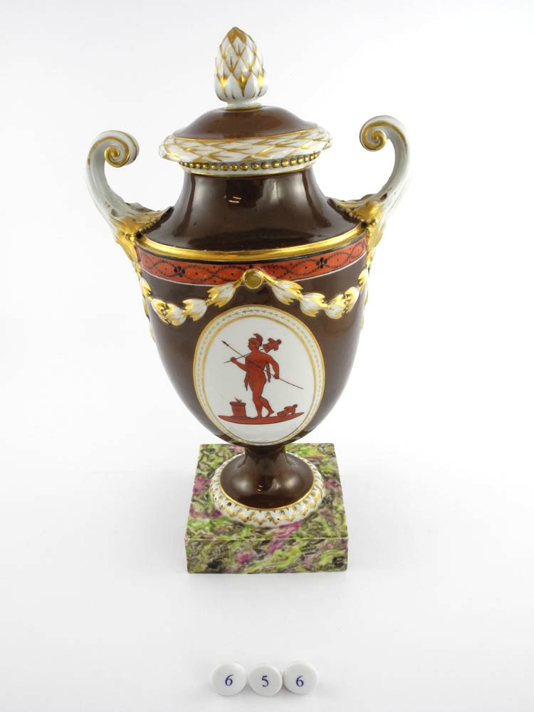 Vase, Modell Rr, Mit Antiker Malerei (Museum im Schloss Porzellanmanufaktur FÜRSTENBERG CC BY-NC-SA)